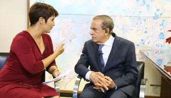 Lillian Linch, apresentadora da TV Anhanguera, com Iris Rezende (Foto: Jackson Rodrigues/Secom)