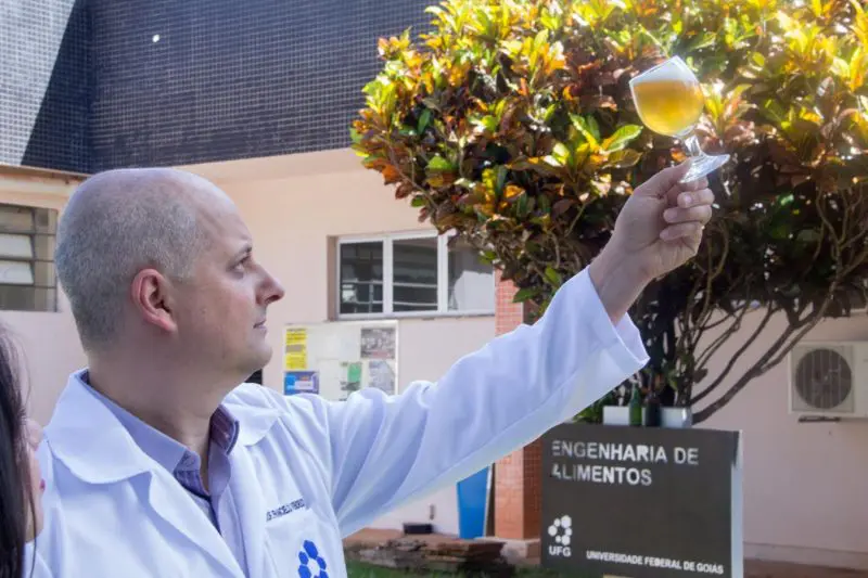 Franciello Vandruscolo ministra o curso de produção de cerveja