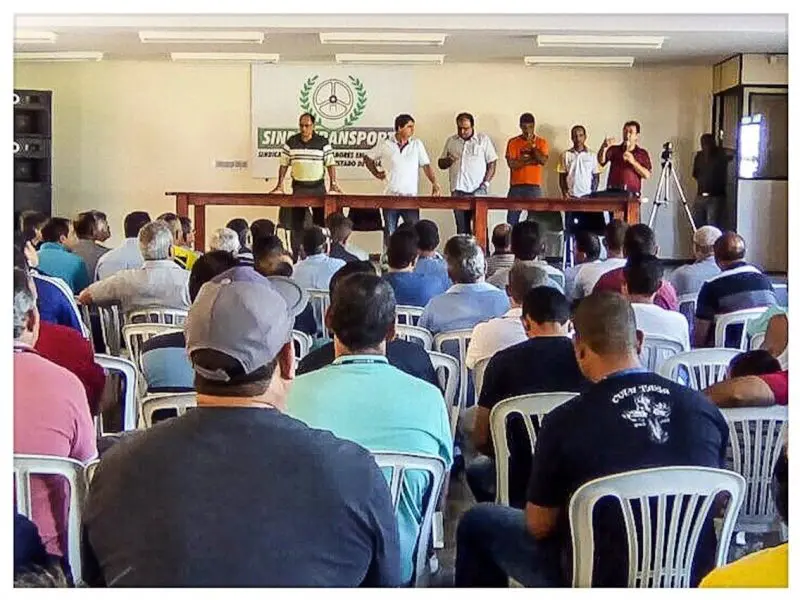 motoristas reunidos decidem greve do transporte coletivo em Goiânia