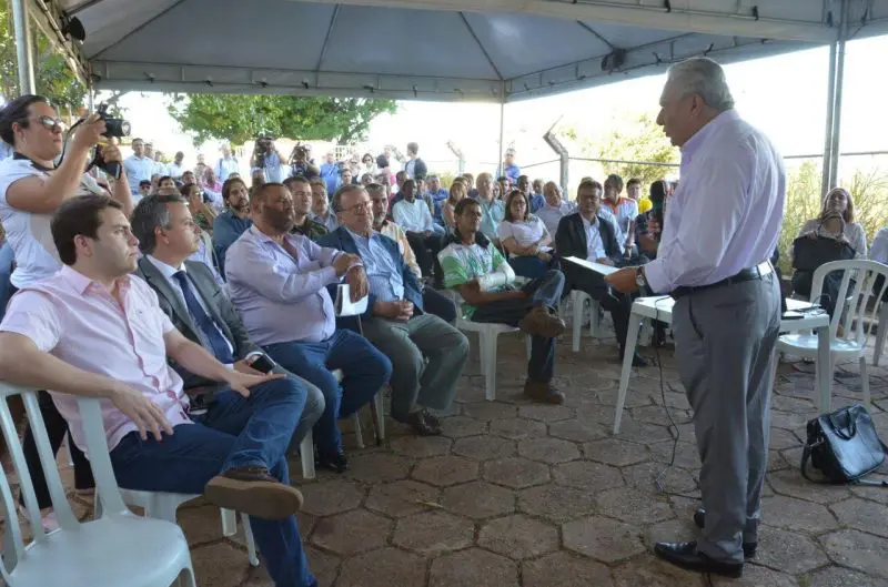 Vilmar Rocha e moradores de Goiânia na Serrinha