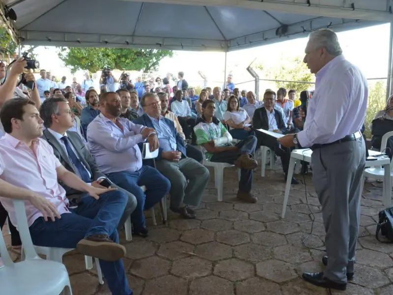 Vilmar Rocha e moradores de Goiânia na Serrinha