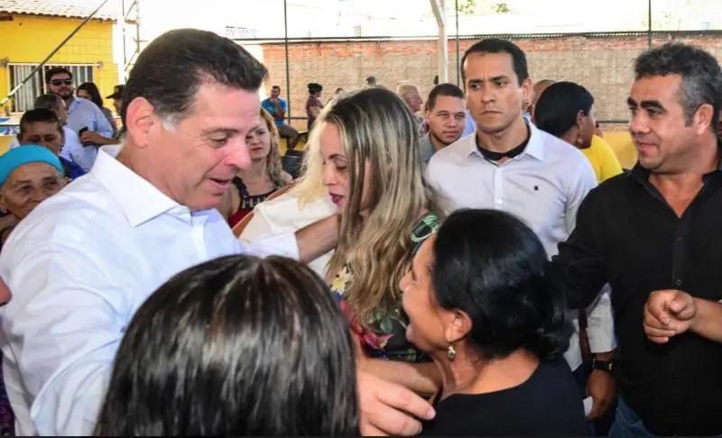 Marconi Perillo com cidadãos de Vila Boa (Foto Wagnas Cabral)