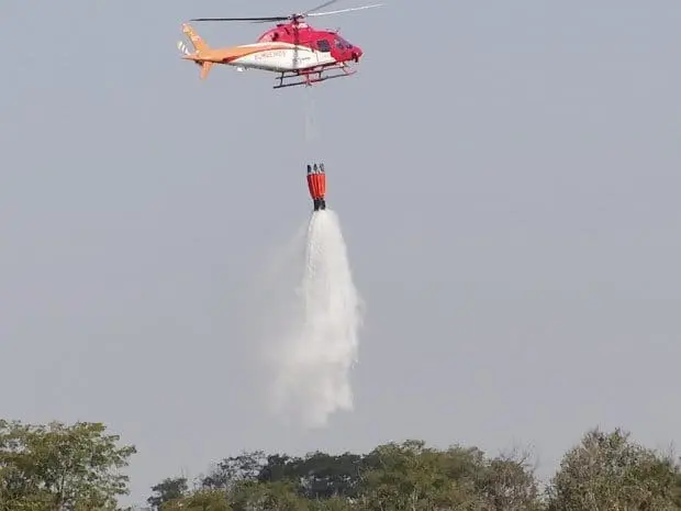 Helicórtero do Corpo de Bombeiros já fez diversas viagens para combater o fogo (Foto: Bombeiros GO)