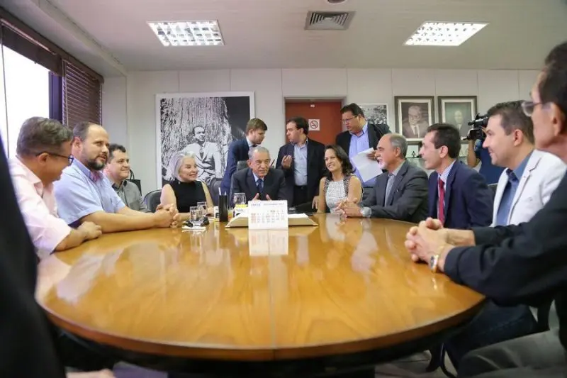 Iris Rezende, ao centro, assina Decreto com representante de motoristas de aplicativos e de taxistas (Foto Jackson Rodrigues Secom Goiânia)