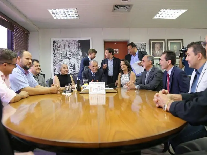 Iris Rezende, ao centro, assina Decreto com representante de motoristas de aplicativos e de taxistas (Foto Jackson Rodrigues Secom Goiânia)