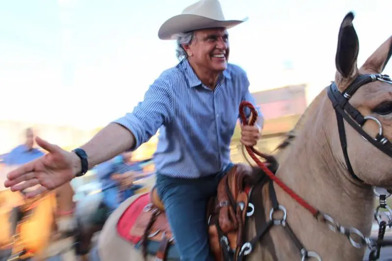 Ronaldo Caiado, senador, montado em uma de suas mulas (Foto Arquivo Pessoal)