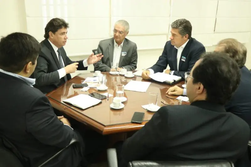 Diretores da Mitsubishi reunidos com Wilder Morais, em Goiânia (foto Divulgação)