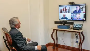 Ronaldo Caiado, governador de Goiás, em frente ao equipamento de videoconferência com o canal May News