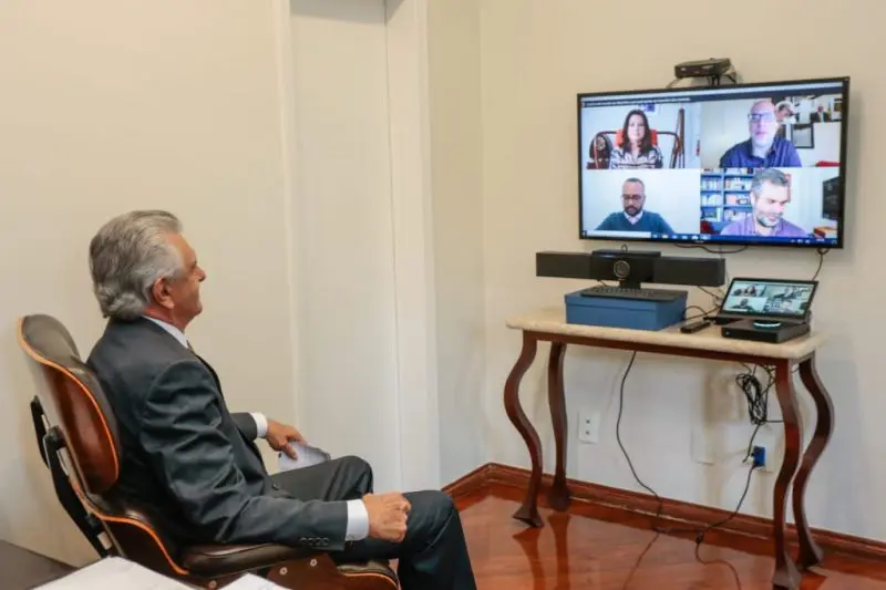 Ronaldo Caiado, governador de Goiás, em frente ao equipamento de videoconferência com o canal May News