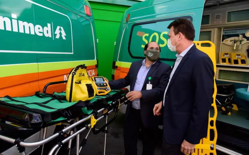 Sérgio Baiochi, presidente da Unimed Goiânia, recebeu o novo equipamento para assistência aos usuários do plano de saúde