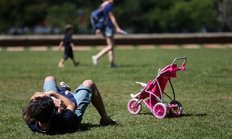 Pais brincam com filhos em parque de Brasília