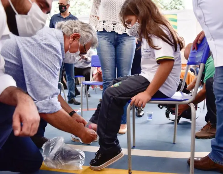 Entrega de tênis esportivos em escolas da rede pública estadual