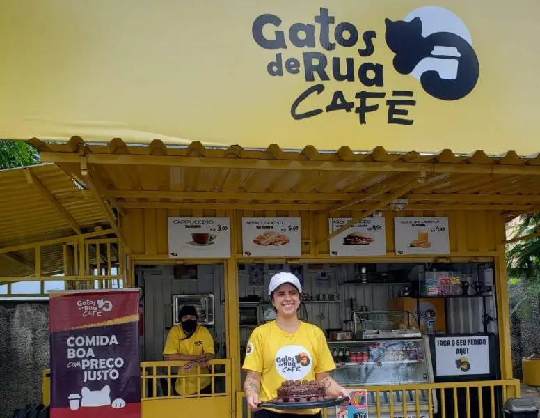 Luana Ribeiro Costa, dona da Gatos de Rua Café, com o crédito da GoiásFomento estruturou um novo quiosque para trabalhar com o irmão e a mãe.