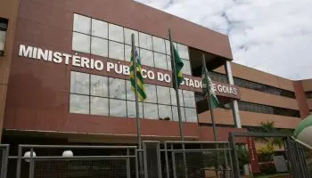 O Ministério Público de Goiás (MPGO) expediu recomendação ao secretário municipal de Saúde de Goiânia, Wilson Pollara, para revogação do Contrato nº 177/2024, destinado à locação de motocicletas para borrifar inseticida nas ruas da capital no combate ao mosquito Aedes aegypti, na técnica conhecida como fumacê. O contrato foi assinado na quinta-feira, mesma data do encaminhamento da recomendação.