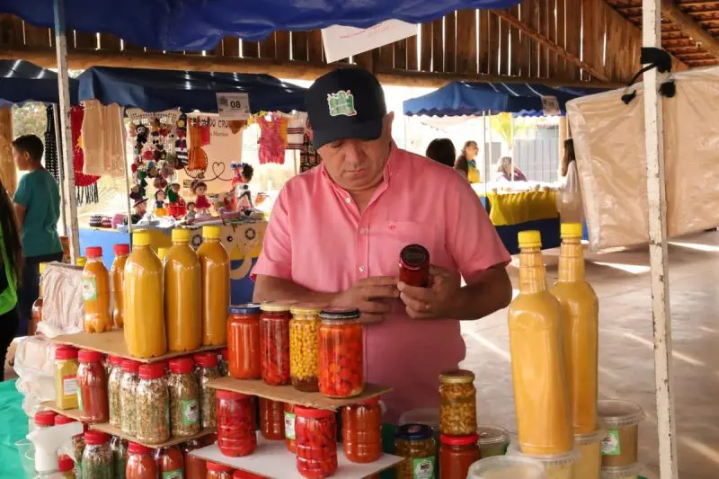 O prefeito de Aparecida de Goiânia, Vilmar Mariano, foi conferir os produtores dos agricultores familiares na primeira Feipagri