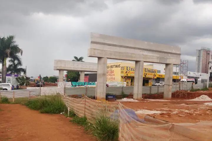 Prefeitura interdita Avenida Castelo Branco para içamento de vigas do viaduto no cruzamento com a Avenida Leste-Oeste neste sábado (16/12) - Foto: Seinfra