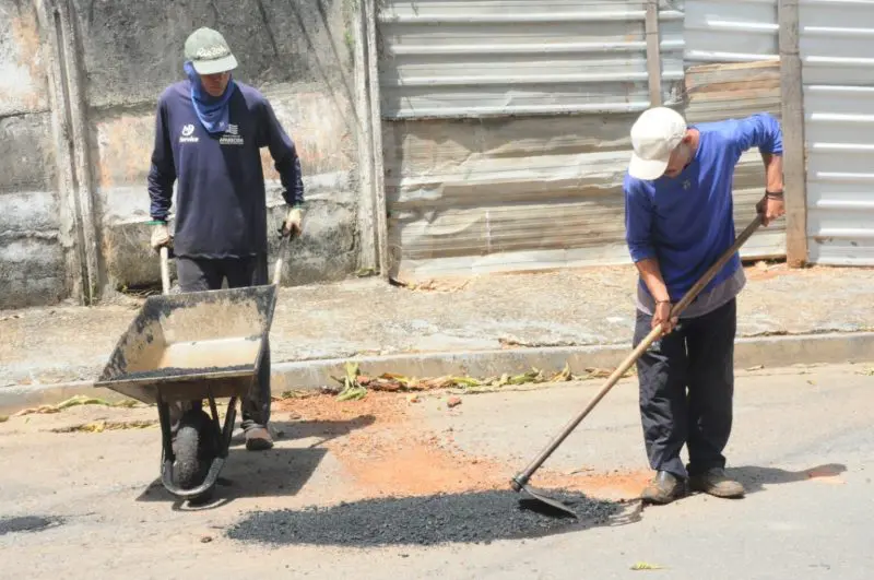 Nesta quarta-feira, 3 , Seinfra realizou Operação Tapa-buraco , entre outros bairros, no Mont Serrat e Jardim Nova Era (Foto: Brunno Moreira)