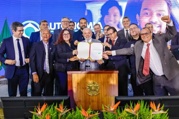 Assinatura do projeto de lei que será agora avaliado pelo Congresso: resultado de ampla negociação entre trabalhadores, empregadores e governo. Foto: Ricardo Stuckert / PR