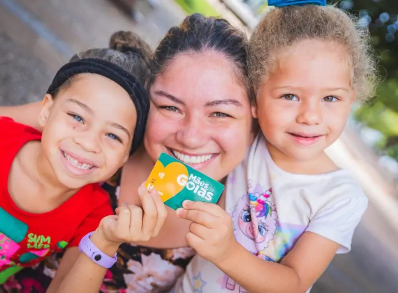 Mães de Goiás: confira como retirar cartão do programa