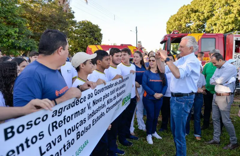 Governador Ronaldo Caiado é recebido por estudantes na cidade de Jussara