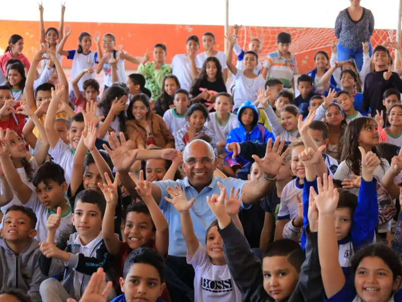 Prefeito Rogério, junto à secretária municipal de Educação, Millene Baldy, visita mais três escolas vencedoras do Prêmio Leia, na tarde desta quarta-feira (29/5) / Fotos: Jackson Rodrigues