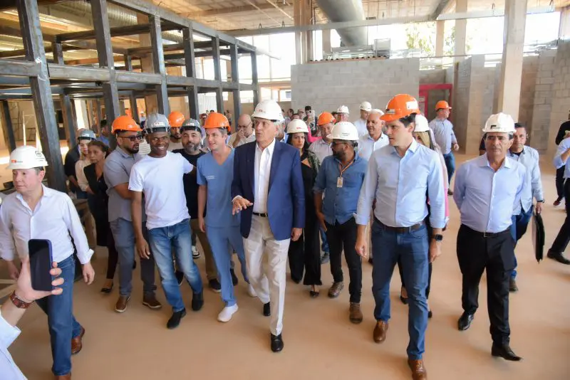 Caiado vistoria obras do Mercadão de Águas Lindas de Goiás