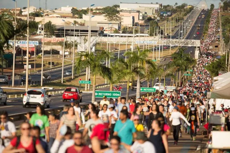 Romeiros do Divino Pai Eterno devem se preparar para caminhada e redobrar cuidados com hidratação, alerta Saúde