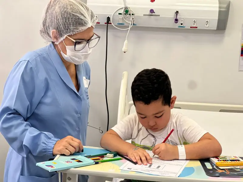 Pediatras e ortopedistas pediátricos afirmam que atualização do cartão de vacinas, peso das mochilas, alimentação e sono são pontos de atenção. Acompanhamento escolar para crianças internadas é retomado após período de férias