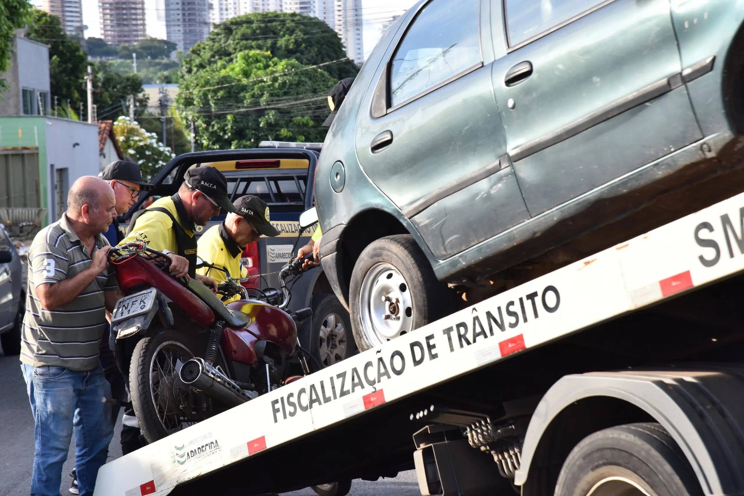 Ação fiscalizatória apreende veículos abandonados em Aparecida