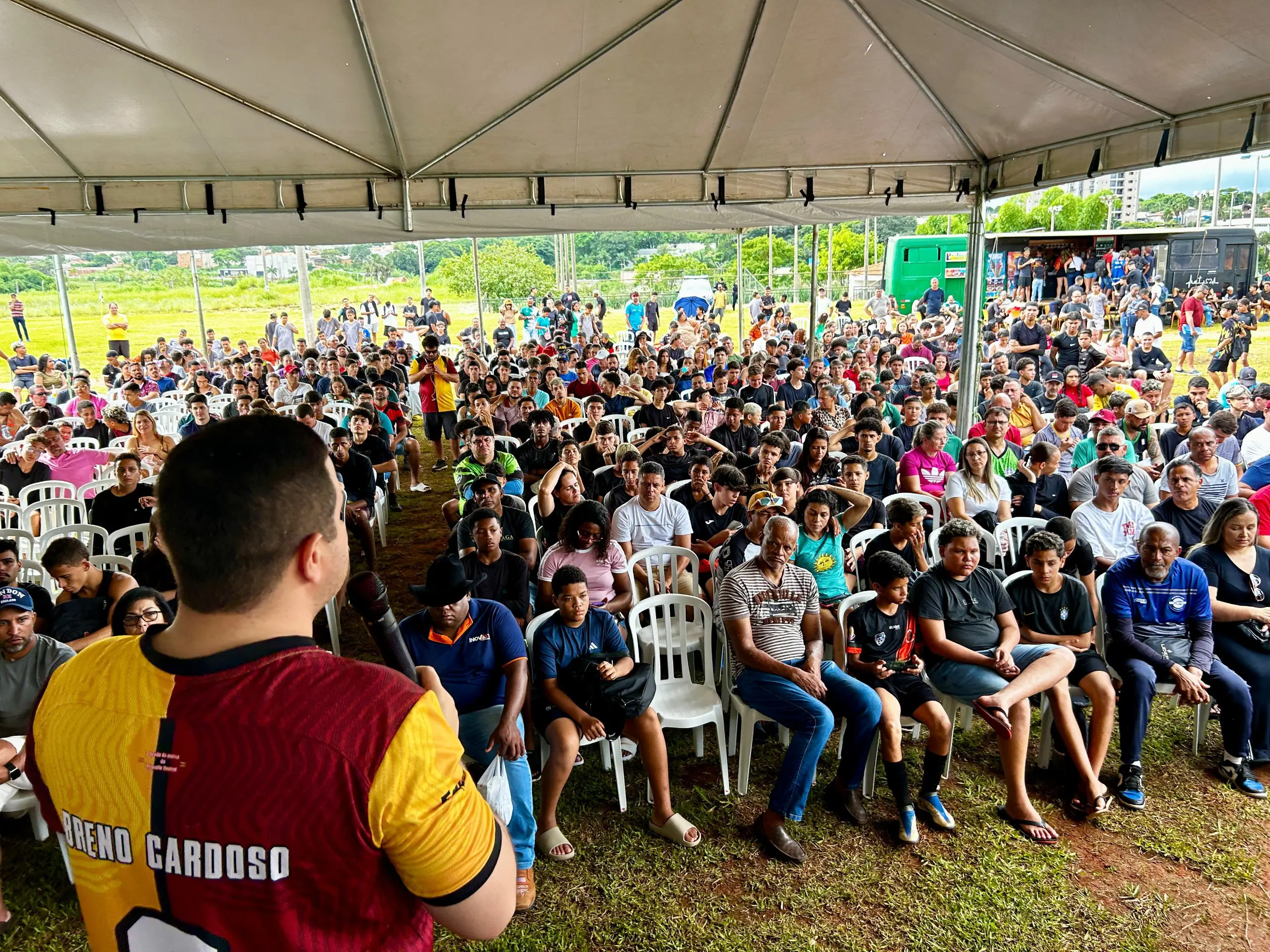 Prefeito Vilela acompanha torneio que observa promessas do futebol de Aparecida