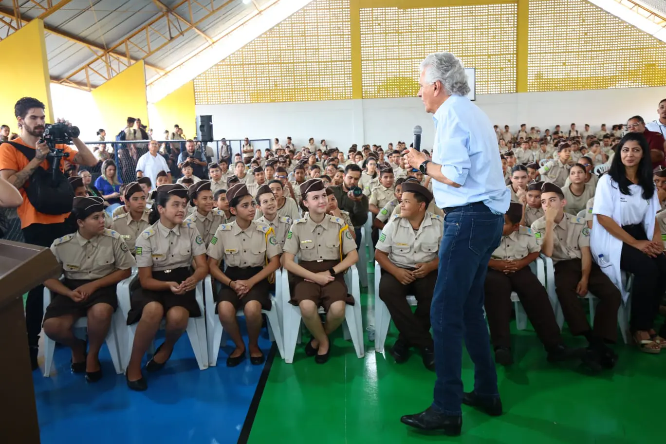 Caiado inaugura colégio em Águas Lindas após substituir escola de placa