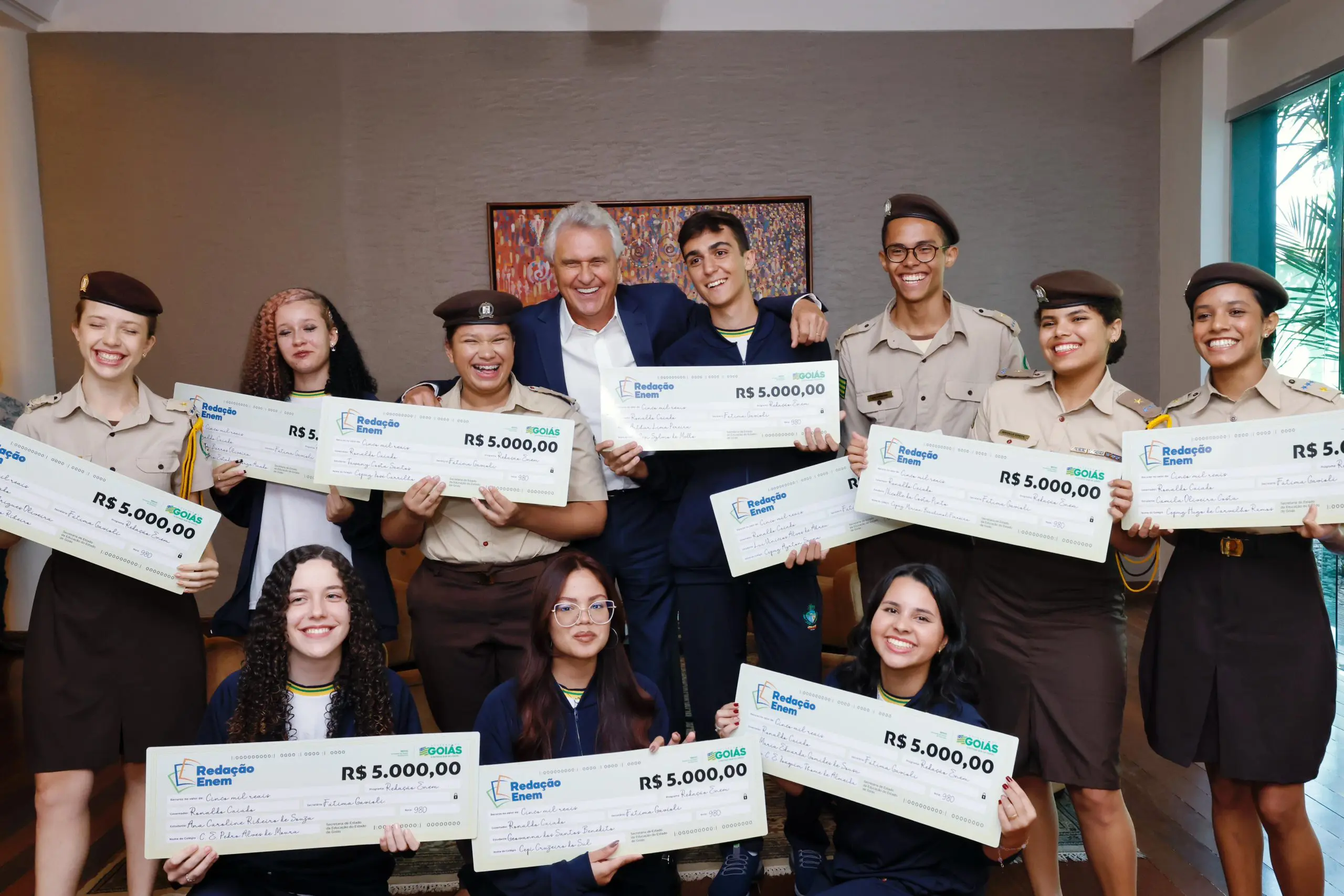 Iniciativa reconhece alunos que atingiram 980 pontos no Exame Nacional do Ensino Médio e contempla estudantes e professores com R$ 5 mil para cada premiado