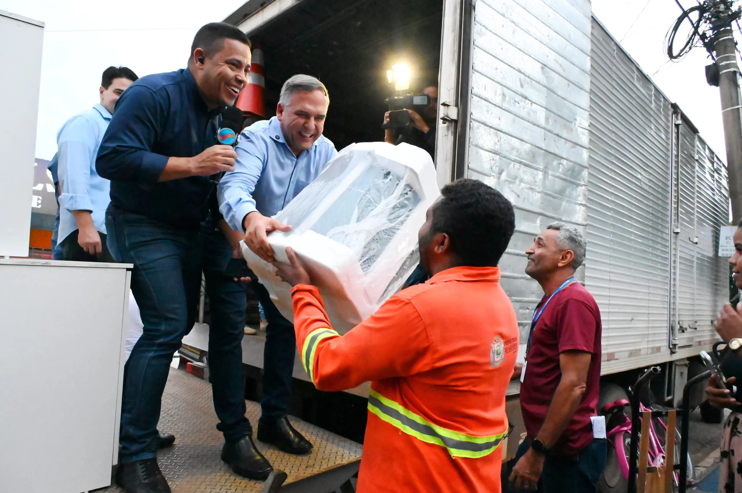 Mabel entregador ajudar a descarregar mobiliário no Cais de Campinas