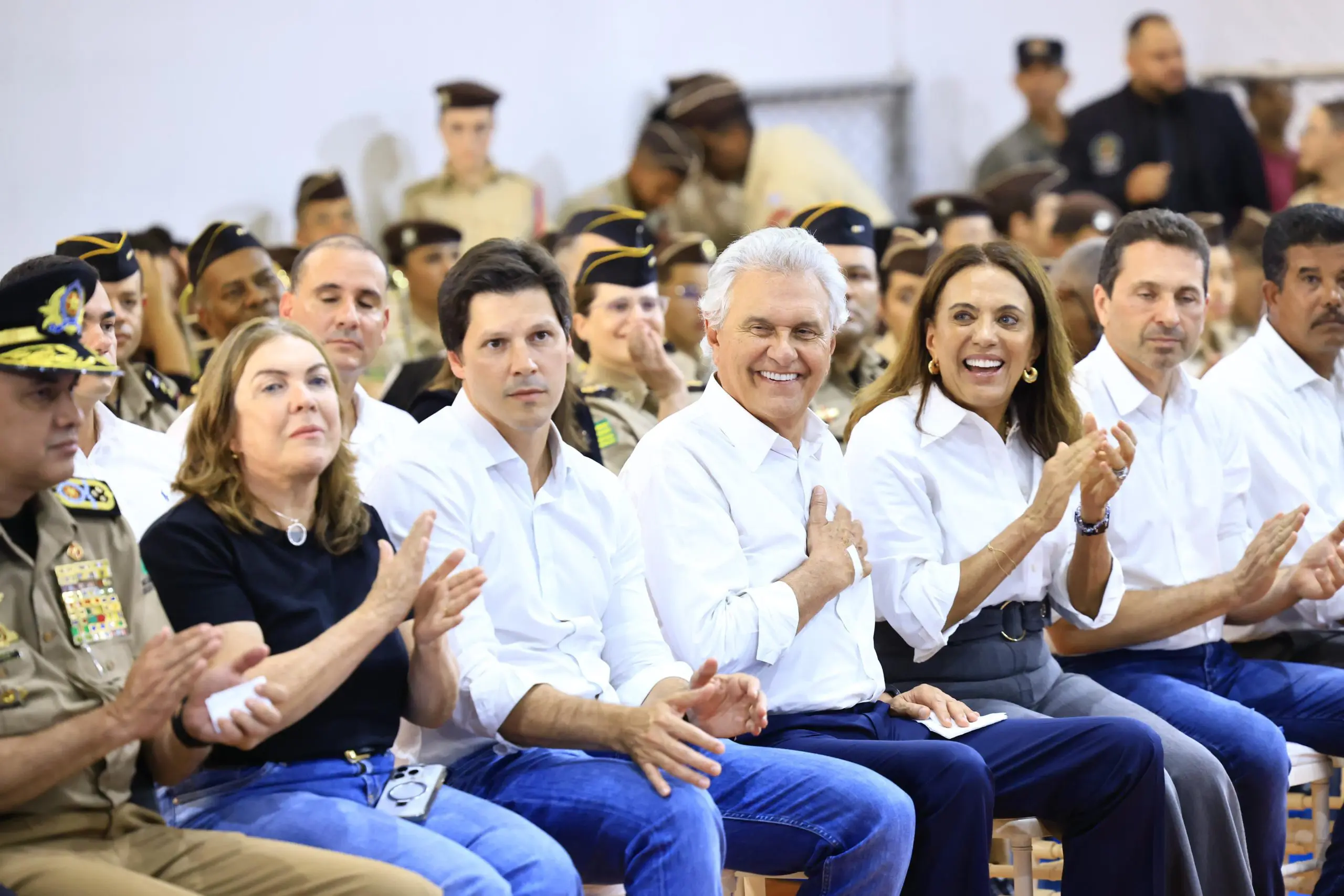 Caiado entrega 17,6 mil novos cartões do Bolsa Uniforme a estudantes de CEPMGs