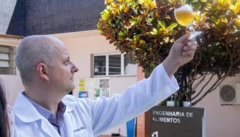 Franciello Vandruscolo ministra o curso de produção de cerveja