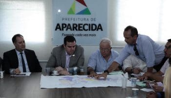 Mendanha (Ao centro) com o presidente da Saneago observam locais das obras (foto: Secom)