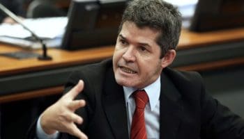 O deputado delegado Valdir reclama de ter sido substituído para a votação durante a sessão da CCJ da Câmara sobre a denúncia por crime de corrupção passiva contra Temer (Marcelo Camargo/Agência Brasil)