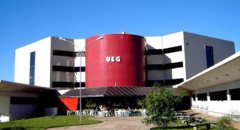 UEG demite 1.469 e prepara processo seletivo após determinação judicial