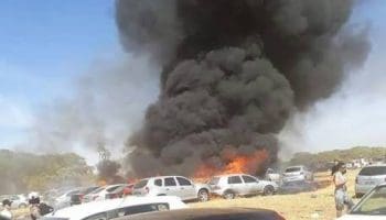 Incêndio atingiu carros estacionamentos num local improvisado da Playground (Foto Distribuído no Whatsapp)