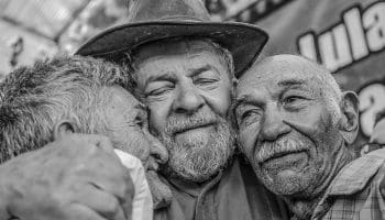 Lula abraça eleitores em Altos, no PI (Foto Ricardo Stuckert)