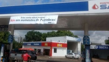 Imagem externa do posto Santa Luzia, na entrada do Setor Jaó, em Goiânia, exibe faixa da campanha de defesa dos empresários.