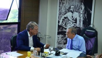 Hwaskar Fagundes entrega documento a Iris Rezende, prefeito de Goiânia (Foto Divulgação)