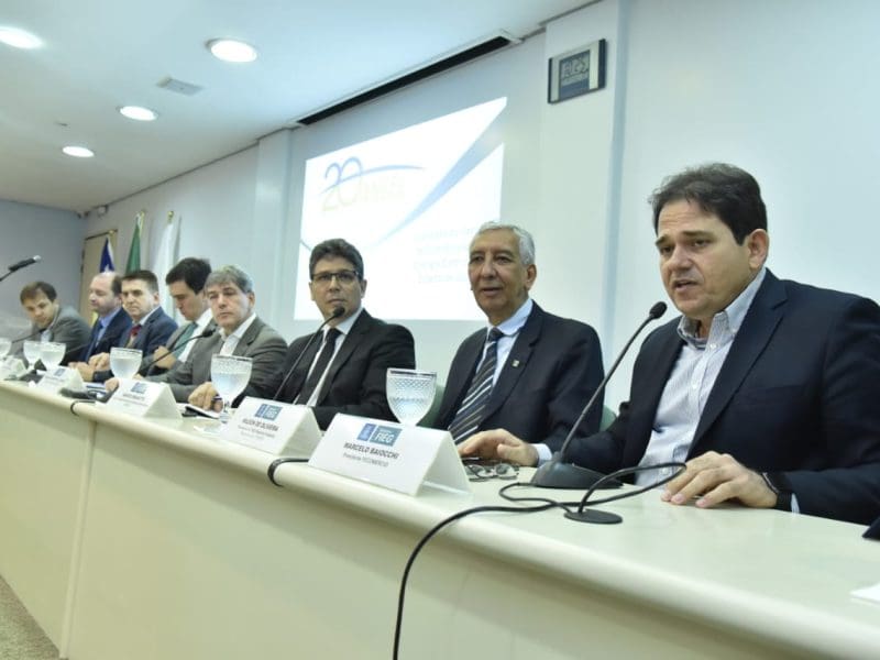 Baiochi (em primeiro plano) mostra insatisfação dos empresários por causa dos serviços da ENEL: Saudade da Celg