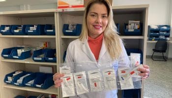 Coordenadora Farmacêutica do HMAP, a Érika Nogueira, mostra medicamentos contra Covid-19