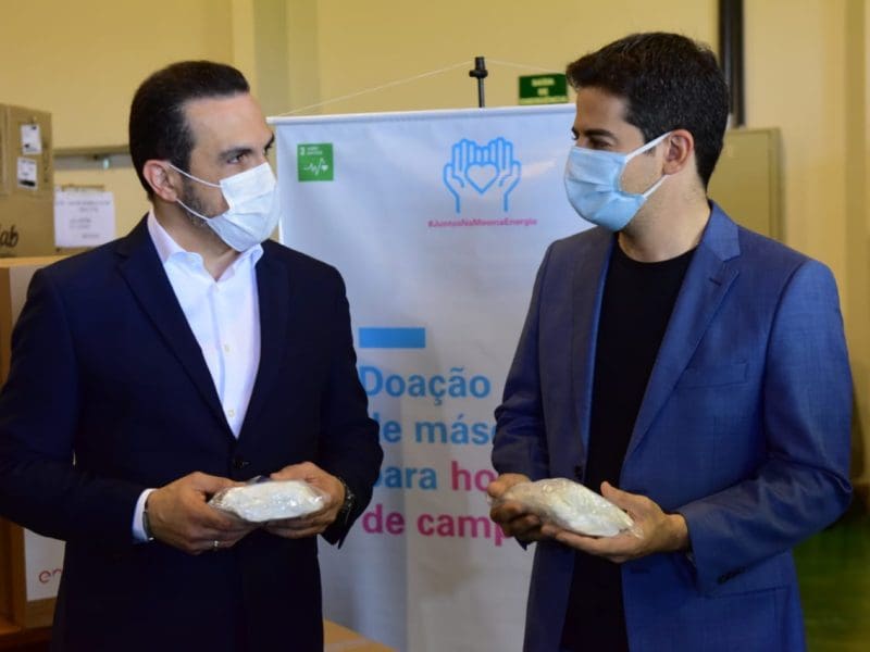 José Luis Salas e Ismael Alexandrino, secretário de Saúde, na formalização da entrega