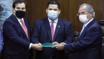 Guedes (dir.) entrega proposta aos presidentes da Câmara dos Deputados e Senador (foto Luis Macedo, Agência Câmara)