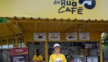 Luana Ribeiro Costa, dona da Gatos de Rua Café, com o crédito da GoiásFomento estruturou um novo quiosque para trabalhar com o irmão e a mãe.