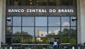 A alta recente do dólar e o aumento das incertezas econômicas fizeram o Banco Central (BC) interromper o corte de juros iniciado há quase um ano.