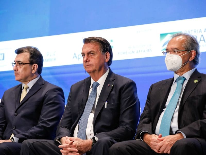 Jair Bolsonaro ao lado do ministro Paulo Guedes em encontro em Dubai