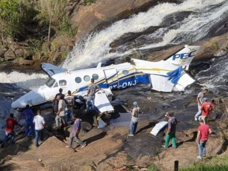 A Polícia Civil de Minas Gerais havia concluído o inquérito que definiu os pilotos como responsáveis pelo acidente aéreo que matou Marília Mendonça em 2021. (Foto: reprodução)